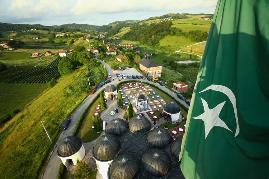 Bosna Hersek'in 'yerde çiçekler açtıran' iftar sofrası